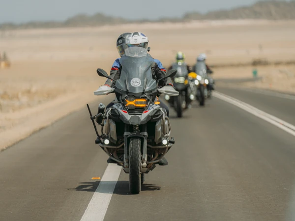 Grupo de motociclistas em expedição nas montanhas
