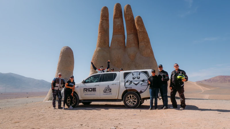 Carro de suporte acompanhando motociclistas na expedição