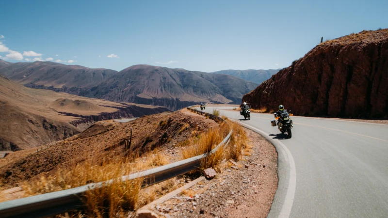 Estradas sinuosas de Purmamarca na Cordilheira dos Andes